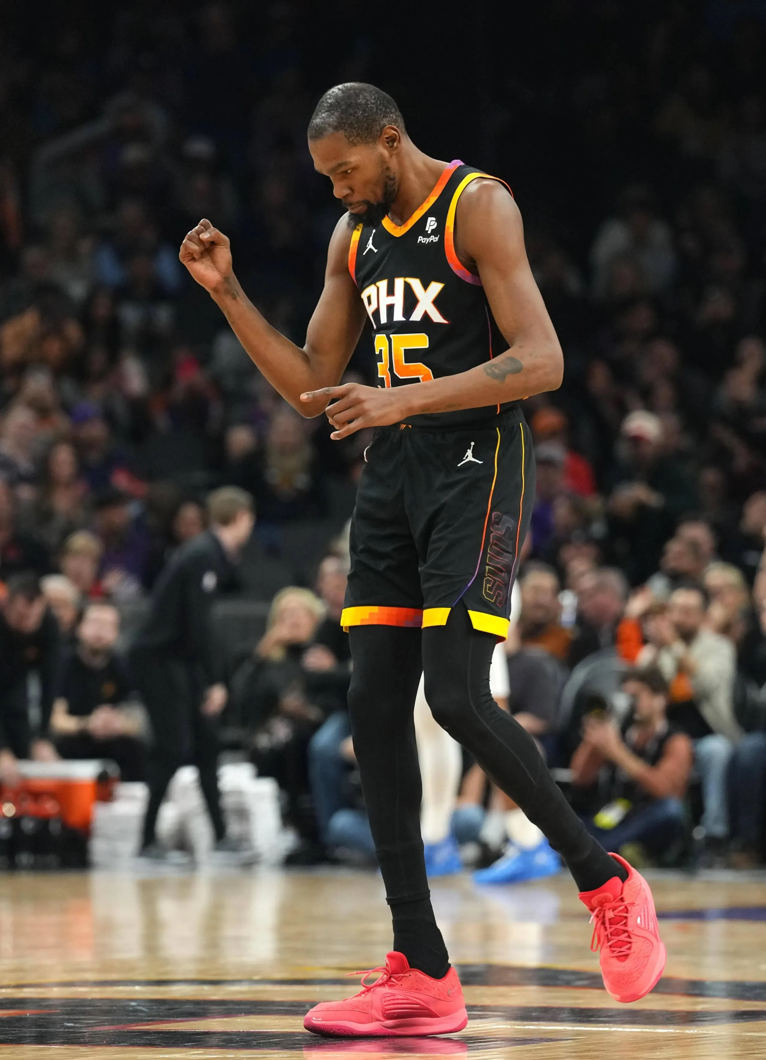 九游体育-太狠了！杜兰特在G2比赛中险胜字母哥连续二十场比赛得分超过惊险取胜，波士顿凯尔特人冲刺阶段刷新队史纪录