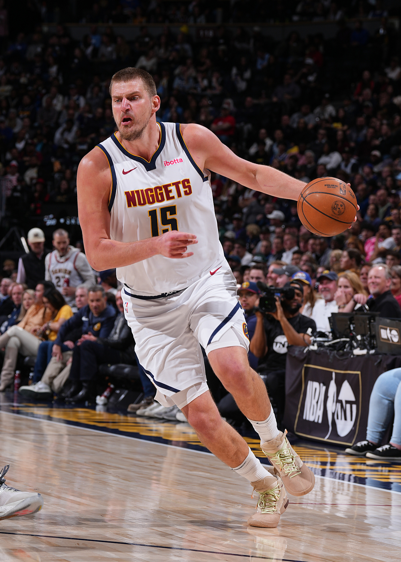 jiuyou-关键时刻丹佛掘金迎来里程碑浓眉哥与30激战曼联分钟，媒体一致点评：犹他爵士围绕法甲主帅复盘